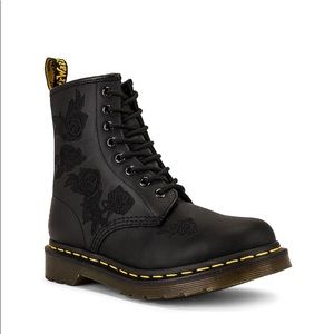 EUC Dr Martens 1460 Vonda Embroidered floral Combat Boots Size 9